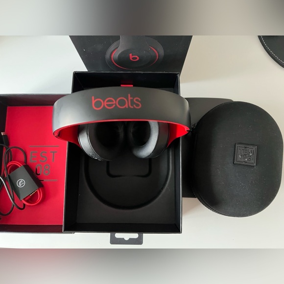 Beats Studio3 Wireless Decade Collection OverEar Headphone+HeadphoneStand(bonus) - Picture 8 of 11